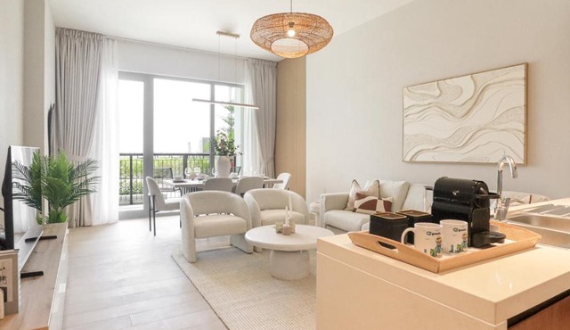 HiGuests - Lavish 2BR Apt with Private Beach Access