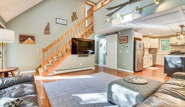 Hike, Leaf-Peep, Ski: Hideaway w/Private Hot Tub!
