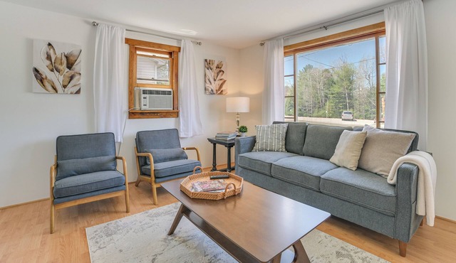 Hike, Ski & Ice Fish! Cozy Bungalow in Cedar