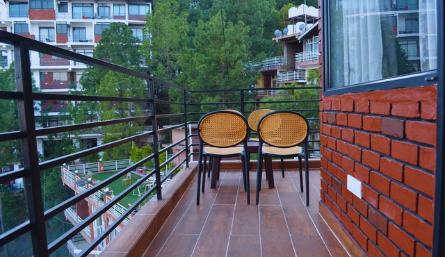 Hill Crest Escapes – Luxury 2BHK Apartment with Scenic Mountain View, Kasauli