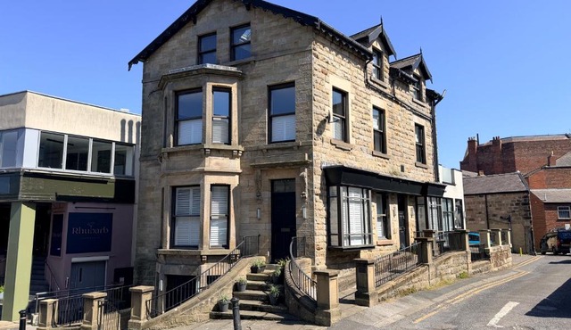 Hill House Luxury Central 2-Bedroom Apartment with Balcony & Free Parking, 2 x King Sized Beds