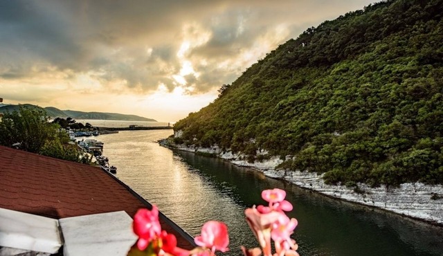 Hill River Hotel