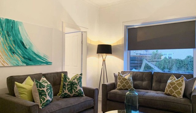 Hillington Central - stylish 3 bedroom apartment