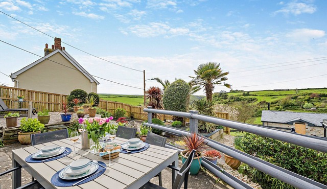 Hillscroft - Three Bedroom House, Sleeps 6