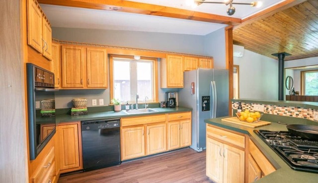Hillside Escape: HIT's Home w/Pool & Hot Tub