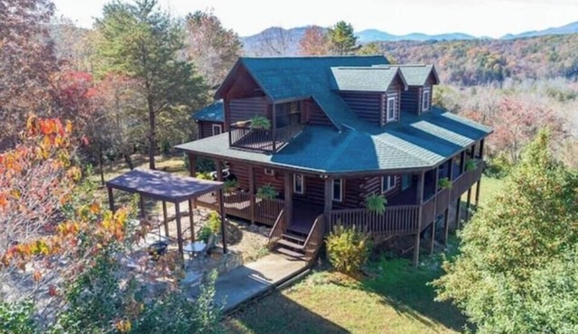 Hillside Haven - Amazing views with a hot tub!