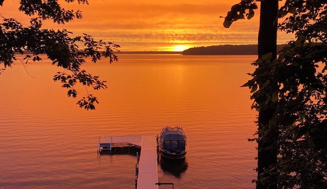 Hillside Hideaway: Breathtaking Sunsets and Family Bliss on Lac Courte Oreilles
