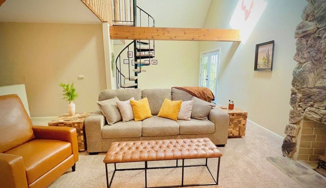 Hillside Hideaway in Marietta, OH: 4 beds, 2 baths, stunning views!