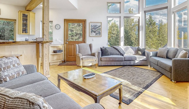 Hillside home with spectacular mountain view, close to Summit East lift