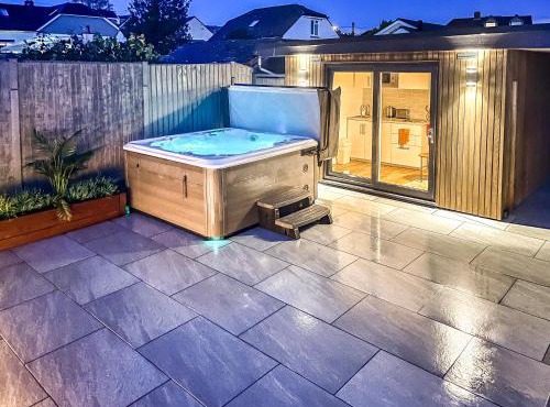 Hillside Oasis - Private Hot Tub & Swimming Pool