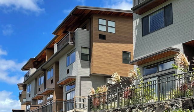HILLSIDE PERFECTION: MODERN HOME "A", OVERLOOKING GOLF COURSE, NEAR PEARL HARBOR