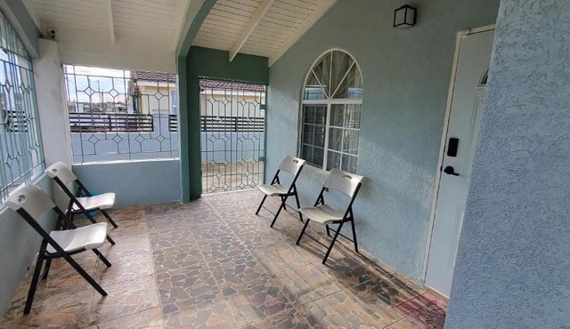 Hillside Sunrise, 2 Bed 2 Bath in Gated Community, close to beach, food, clubs & shopping Free Parking, Free Wi-Fi