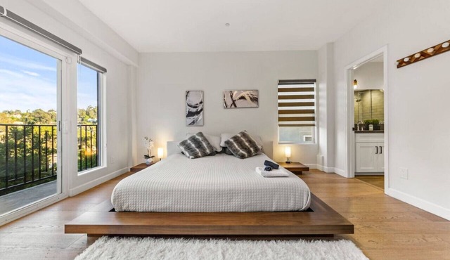 Hillside Views | 4 Bed | 3 Balconies | Silver Lake