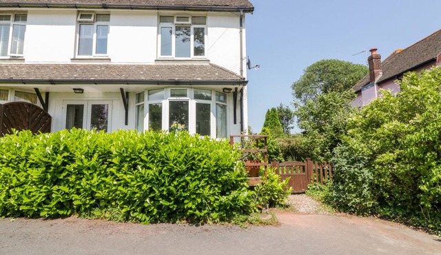 HILLTOP, family friendly, character holiday cottage in Stoke Gabriel