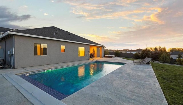Hilltop Haven w/Pool & Hottub!
