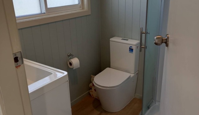 Hilltop Hideaway Cottage in Pinewoods Holiday Park