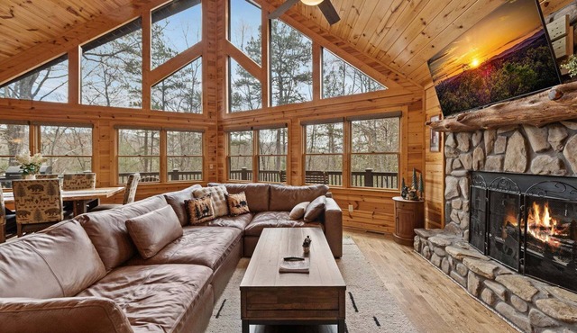 Hilltop Hideaway- EV Car Charger | Hot Tub | All Inclusive Game Room | Close to town