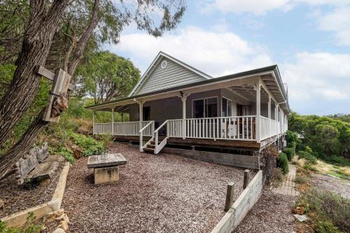 Hillview - Spacious Bushland Haven with Resort Access