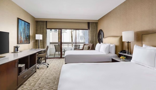 Hilton Phoenix Airport, Standard 2 Queens, Free Shuttle & Outdoor Pool