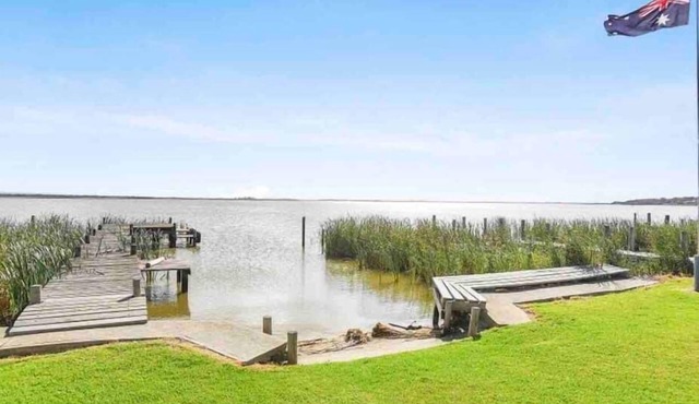 Hindmarsh Hideaway- Waterfront, pet friendly, NBN,Private jetty