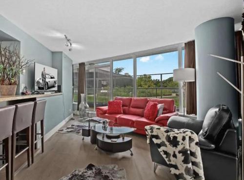 Hip Luxury Apartment - Best Downtown Location!