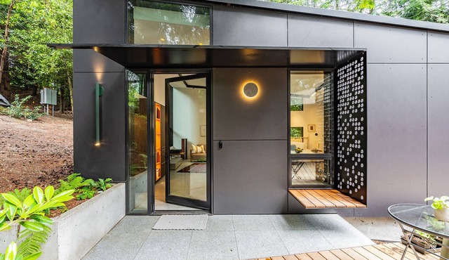 Hip Modern Studio in serene central Bellevue with AC, WiFi, Kitchen, TV