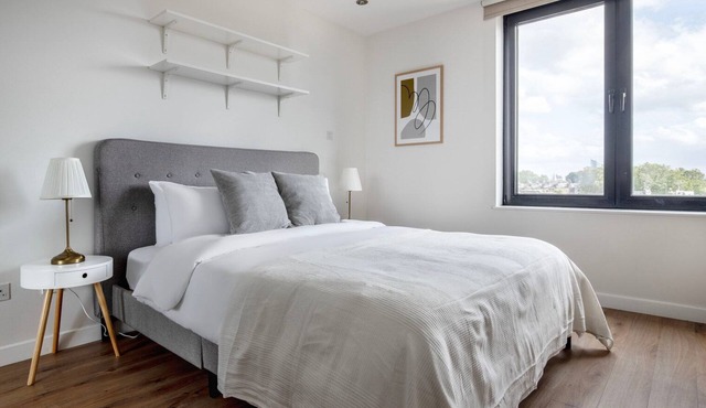 Hip South Kensington Studio, nr Museums & Attractions, by Blueground