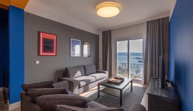 Hip Waterfront Apt with a Striking View