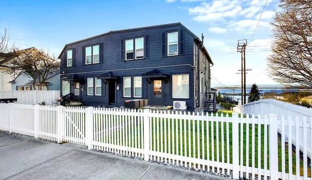 Historic 2 BR apartment in Everett, WA, sleeps 6. Includes a FREE reserved parking spot! Remodeled with A/C, W/D, and full kitchen. Minutes from Arena, Medical Center, and Naval Station.