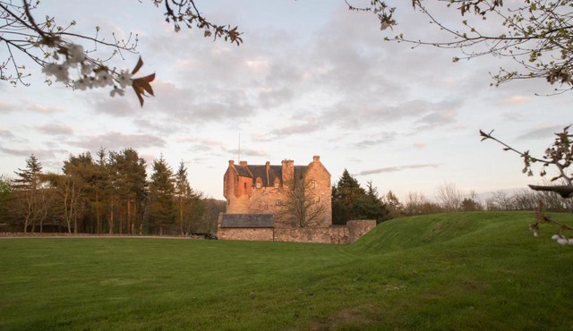 Historic 6-Bedrooms Castle Retreat