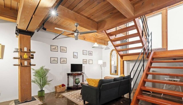 Historic Art Loft | Walk to Rogers | Free Parking