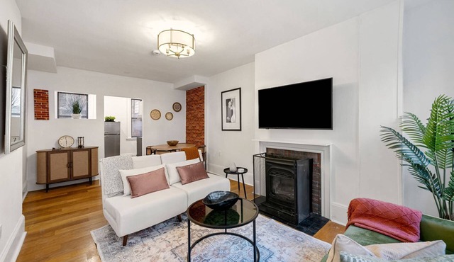 Historic Beacon Hill Charm: Modern Apt w/Patio, High-Speed WiFi, Steps to Cafes and Boston Commons!