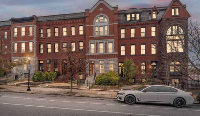 Historic Brownstone in Friendly Neighborhood walking distance to Druid Hill Park