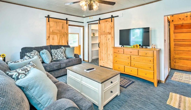 Historic Cabin Retreat: Steps to Okoboji Lake