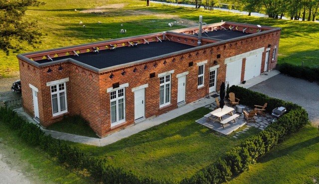 Historic Castle Coach House – Trail & Wineries