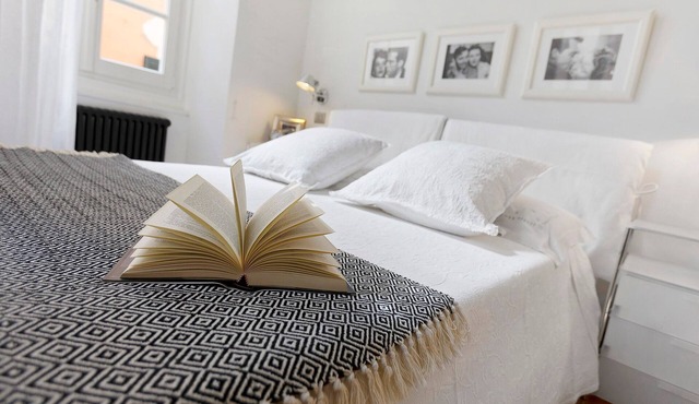 Historic Center, Elegant 'C123 Luxury' Apartment with Wi-Fi and Air Conditioning