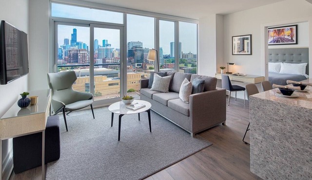 Historic Charm & Modern Luxury in Chicago’s Iconic Old Town - Stay Level!