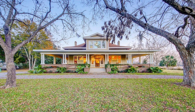 Historic charmer with private pool, outdoor kitchen. wrap-around porch, & dock