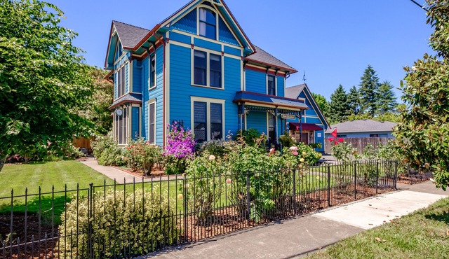 Historic & Charming Home In Willamette Valley Wine Country - 1 Block from WOU
