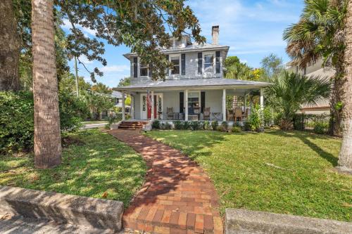 Historic Comfort l Walk to DNTN l Fire Pit