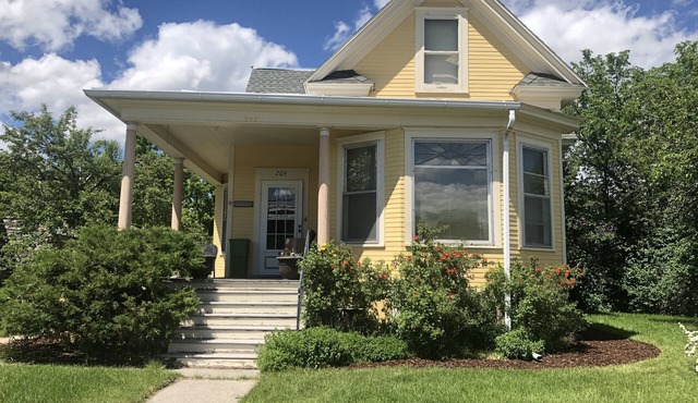 Historic Cottage, Two Blocks from Main Street, 30 day+ stays.