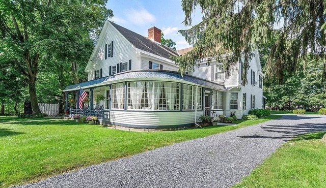 Historic Downtown Home w/Bar Room, Hot Tub