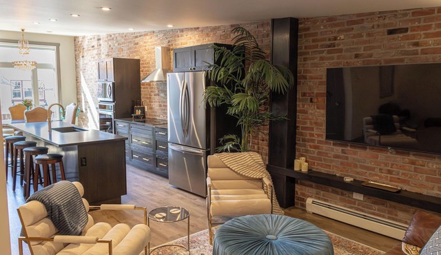 Historic Downtown Luxury Suite