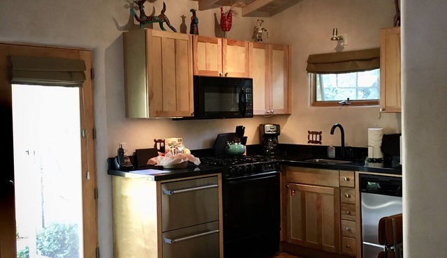 Historic Downtown Private, Hot tub!