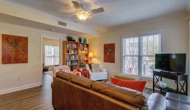 Historic Downtown Suite Steps from Attractions