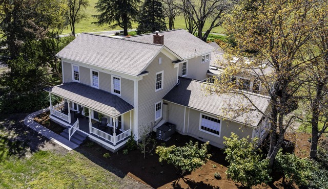 Historic Dunn Ranch Ashland Oregon. Sleeps 12 to 14 Great for large groups.
