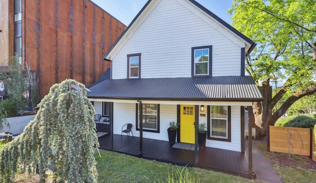Historic farmhouse in the heart of downtown White Salmon!