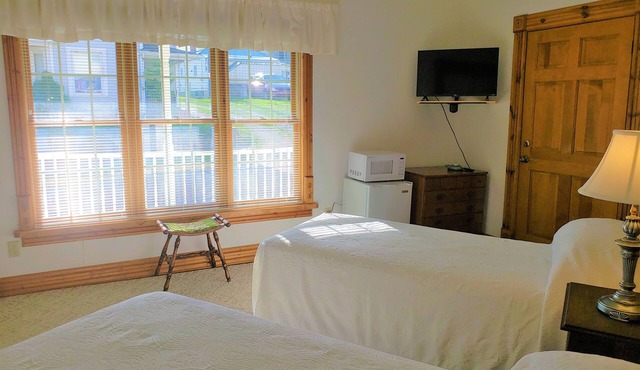 Historic Hardware Inn with River Views: Suite 102
