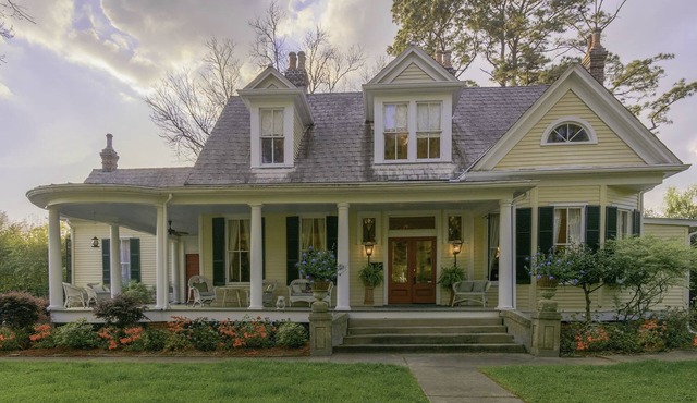 Historic Home on Mississippi River with Live Oaks 2 minutes from Main Street!