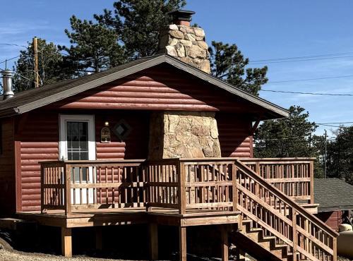Historic Log Cabin with Fireplace and Mountain Views, Perfect for a Weekend Getaway to Red Lakes, company